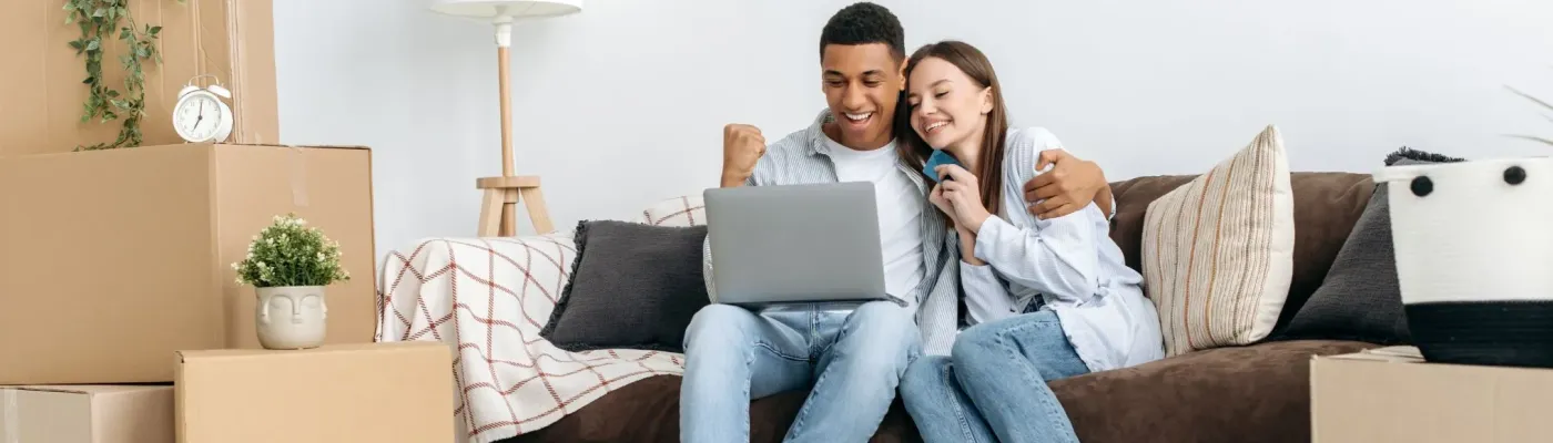 Casal computador feliz
